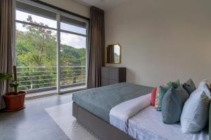 Ένα ή περισσότερα κρεβάτια σε δωμάτιο στο StayVista's Odessa Enclave - Mountain-View Villa with Private Pool, Balconies & Snooker Table +17 φωτογραφίες