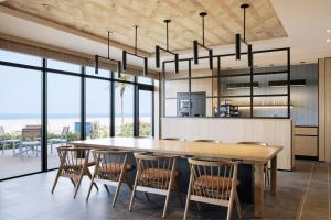 淡路的住宿－Fairfield by Marriott Hyogo Awaji Higashiura，用餐室配有大型木桌和椅子