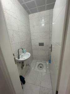 mała łazienka z umywalką i toaletą w obiekcie Parlayan Suite Trabzon w mieście Akcaabat