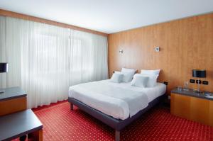梅里尼亞克的住宿－CERISE Bordeaux Mérignac Aéroport，酒店客房带一张大床,带白色床单
