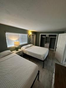 um quarto de hotel com duas camas e uma janela em Breezy Palms Resort em Islamorada