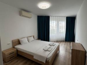 Säng eller sängar i ett rum på Blue & Gold Stylish Apartment
