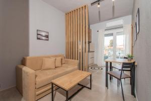 salon z kanapą i stołem w obiekcie Unique Aura Luxury Studios w mieście Neos Marmaras