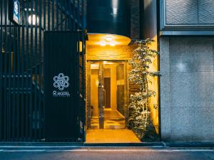 大阪的住宿－R Hotel-The Atelier Shinsaibashi East，玻璃门进入大楼的入口