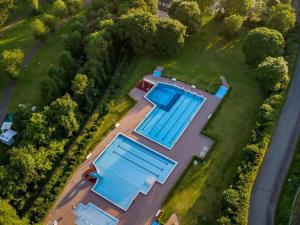 una vista aérea de una casa con piscina en Bungalow in Waxweiler in the southern Eifel, en Waxweiler