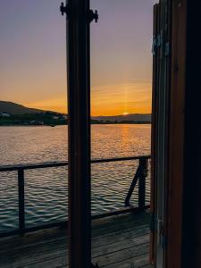 Von einem Bootsfenster aus genießen Sie Meerblick. in der Unterkunft Sandtorgholmen Hotel - Best Western Signature Collection in Harstad
