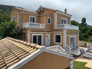 Ágios Matthaíos的住宿－Lazaros，大型黄色房屋,设有大型屋顶