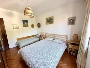 - une chambre avec un lit et une chaise dans l'établissement La Casa del Capitano, à Bol