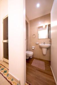 y baño con aseo y lavamanos. en Traditional 2 bedroom house with yard SSCH1, en San Julián