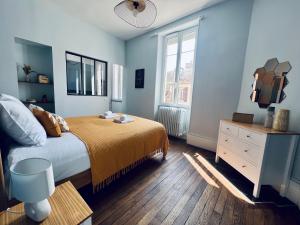 a bedroom with a bed and a dresser and a window at "Le Général" Appartement prestige proche gare, haut-de-gamme, avec billard et parking privé, by PRIMO C0NCIERGERIE in Nevers