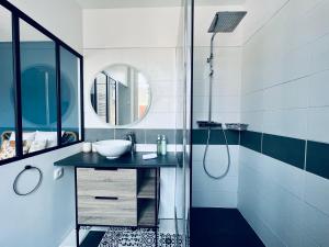 Koupelna v ubytování "Le Général" Appartement prestige proche gare, haut-de-gamme, avec billard et parking privé, by PRIMO C0NCIERGERIE