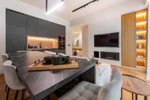 uma cozinha com uma grande ilha numa sala de estar em Phaedrus Living Luxury Flat Kolonaki Center em Atenas