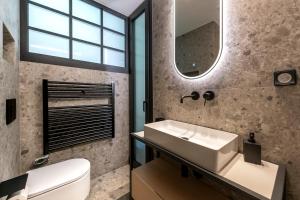 Kúpeľňa v ubytovaní Phaedrus Living Luxury Flat Kolonaki Center