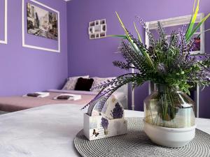 un vaso di fiori seduto su un tavolo in una stanza di Apartament Lawendowy a Wałbrzych