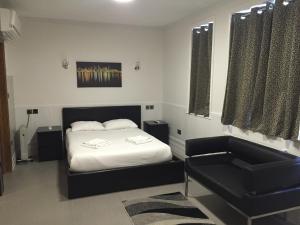Un pat sau paturi într-o cameră la Paddington Apartments