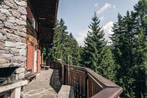 a balcony of a cabin with trees in the background at Chalet Magdalena in Avelengo