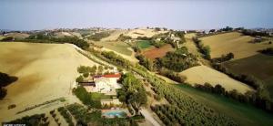 eine Luftansicht eines Hauses auf einem Feld in der Unterkunft Casolare della Quiete in Corridonia