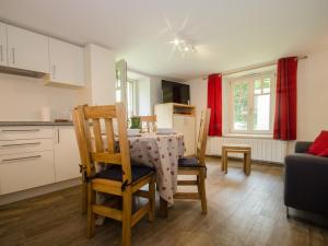 Kuchyňa alebo kuchynka v ubytovaní Charmant T3 rénové avec jardin, parking & wifi à Chamonix - FR-1-343-206 + 11 fotografií