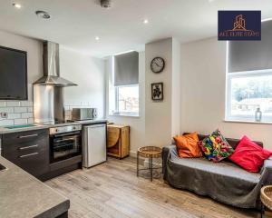ein Wohnzimmer mit einem Sofa und einer Küche in der Unterkunft Swan House Apartment 4 - 1 Bed Apartment - Sleeps up to 4 - Free Parking - Liverpool - close to city centre - By ALL ELITE STAYS in Liverpool