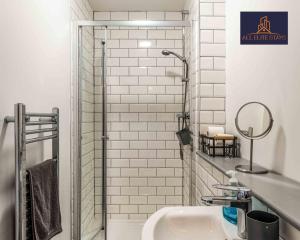 Baño blanco con lavabo y espejo en Swan House Apartment 4 - 1 Bed Apartment - Sleeps up to 4 - Free Parking - Liverpool - close to city centre - By ALL ELITE STAYS en Liverpool