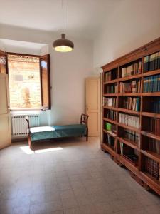 un soggiorno con panca e librerie di Casa D'Angelo a Cossignano