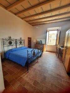 una camera con letto e piumone blu di Casa D'Angelo a Cossignano