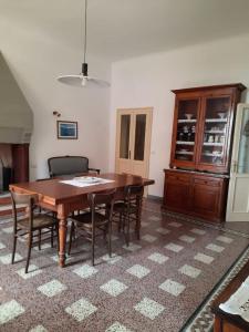 una sala da pranzo con tavolo e sedie in legno di Casa D'Angelo a Cossignano