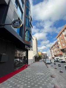 un edificio con un cartel al costado de una calle en Royal Mass Airport Business Hotel, en Arnavutköy 63 fotos más
