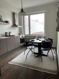 - une cuisine avec une table et des chaises dans la chambre dans l'établissement Uniikki asunto Kajaanin ydinkeskustasta, à Kajaani