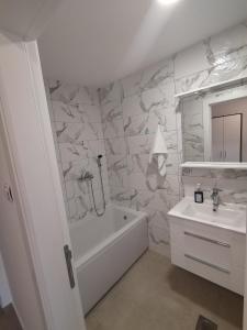 Et badeværelse på Apartman MB + 5 billeder