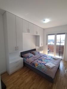 En eller flere senge i et værelse på Apartman MB