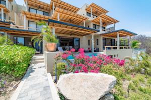 una casa con un jardín con flores delante en 2049 - Amanecer A1, en Santa Cruz Huatulco
