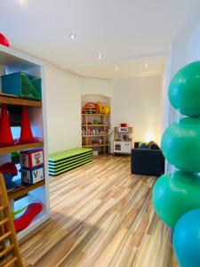 a living room with a bunch of green balls at Studio mit Küche in Pirna