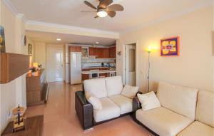 un soggiorno con 2 divani bianchi e una cucina di Nice Apartment In Manilva With Kitchenette a Manilva