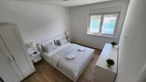 Habitación blanca pequeña con cama y ventana en Hidden Sunset en Selca