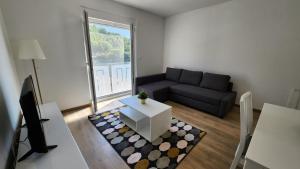 ein Wohnzimmer mit einem Sofa und einem Tisch in der Unterkunft Hidden Sunset in Selca