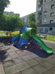 サラエボにあるUrban Nest Apartment Sarajevoの公園内の子供用遊具