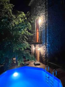 ein Schwimmbad vor einem Gebäude in der Nacht in der Unterkunft Paradis pour deux, pierres, piscine, Cinque Terre in Riccò del Golfo di Spezia