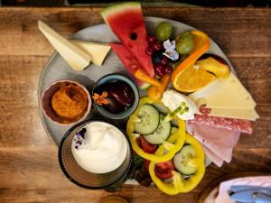 un piatto di cibo con diversi tipi di cibo di Flyns a Görlitz Altre 52 foto