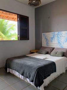 a bedroom with two beds and a window at Bed & Breakfast Casa de Valeria in Barra Nova