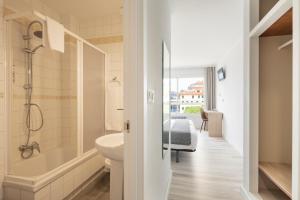 W łazience znajduje się prysznic, umywalka i toaleta. w obiekcie Hotel Alda Camiño Inglés w mieście Ordes
