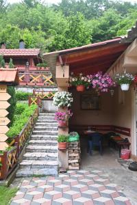 schody prowadzące do domu z kwiatami w obiekcie Villa Anastasoski w mieście Mavrovo