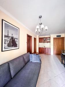ソゾポルにあるPrivate 2 Rooms Apartment in Santa Marina Villageのリビングルーム(グレーのソファ付)