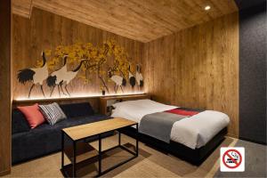 um quarto com uma cama e um sofá em ツルガナホテル-レジャーホテル-ラブホテル em Sendai