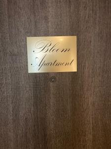a sign on a wooden door with a sign on it at Bloom Apartment in Pero