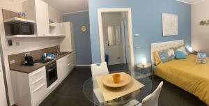 eine Küche und ein Schlafzimmer mit Bett und Tisch in der Unterkunft Bloom Apartment in Pero