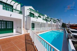 a building with a swimming pool on a balcony at Lima Vivienda Vacacional in Puerto del Carmen