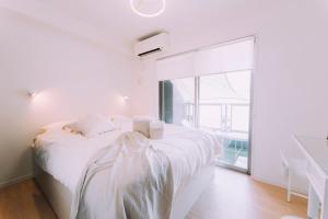 Ένα ή περισσότερα κρεβάτια σε δωμάτιο στο moof Osaka trendy spot Spacious Apt