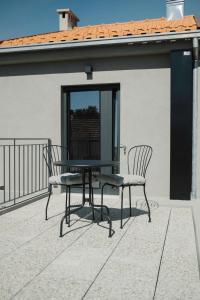 un patio con mesa y 2 sillas en Aldoar House, en Oporto