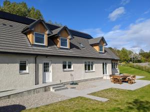 a house with a picnic table in front of it at Braeside - Family home in Nethy Bridge in Nethy Bridge